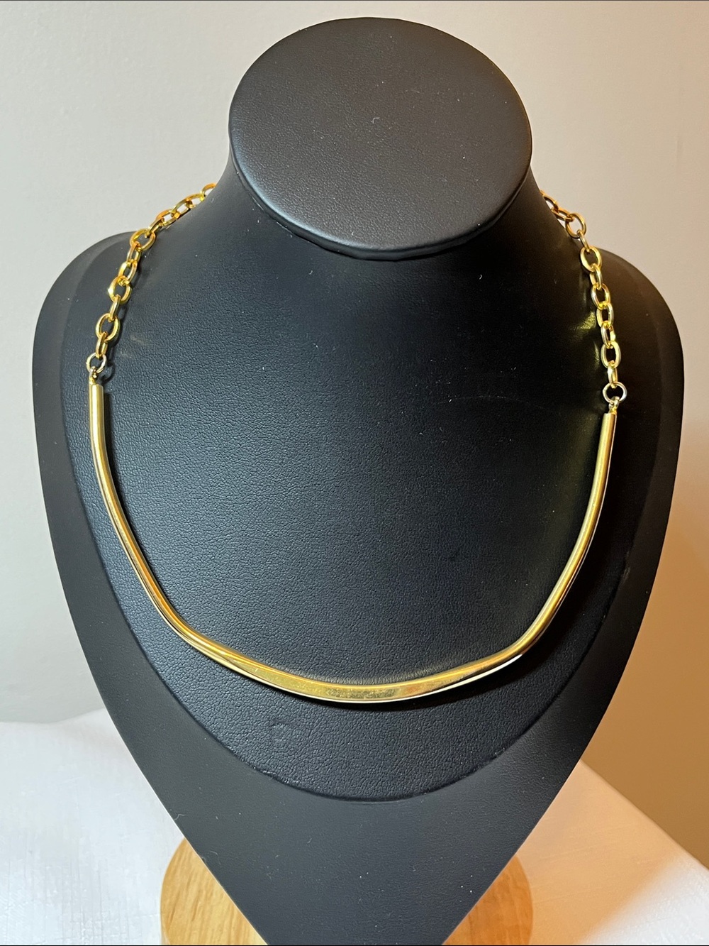 Vintage CELEBRITY Gold-Tone Curved Bar Necklace